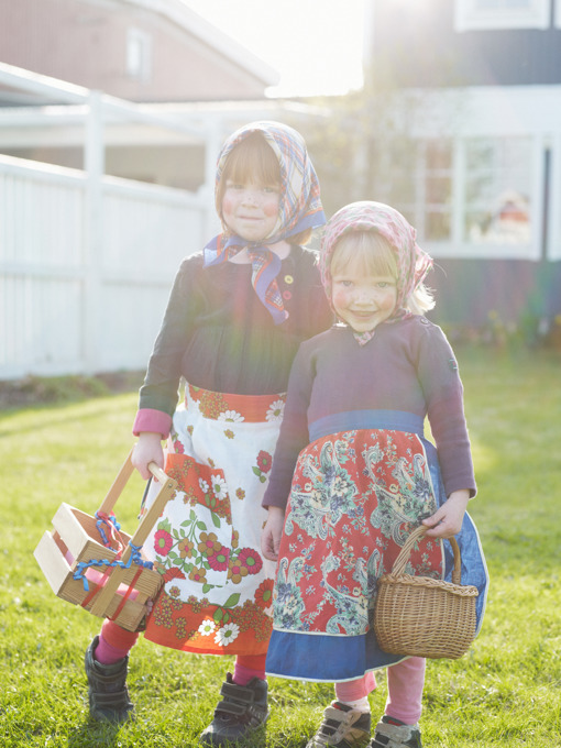 Mädchen zu Ostern in Schweden 