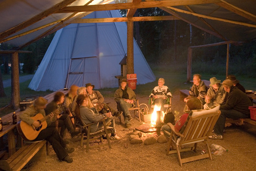 Musizieren an der Feuerstelle in Ädelfors