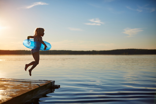 Im Sommer am See in Västergötland baden